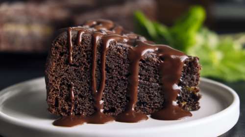 Πετρετζίκης: Συνταγή για απίθανο κέικ με υγρή σοκολάτα - Με μόνο 3 υλικά