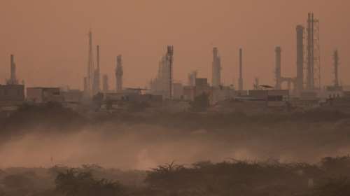 Το Πακιστάν &quot;πυροβολεί&quot; το νέφος με αντιθαμβωτικά όπλα για να καταπολεμήσει την ατμοσφαιρική ρύπανση