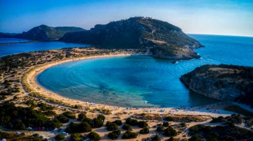 Βοϊδοκοιλιά: Η εξωτική παραλία με τα τιρκουάζ νερά από ψηλά - Μέσα στο πράσινο [εικόνες]
