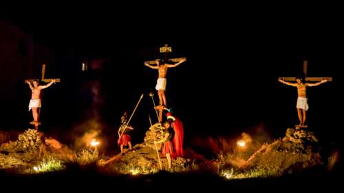 Το Πάσχα στην Πάρο είναι μοναδική εμπειρία: Ο επιτάφιος, η αναπαράσταση του Μυστικού Δείπνου και της Σταύρωσης