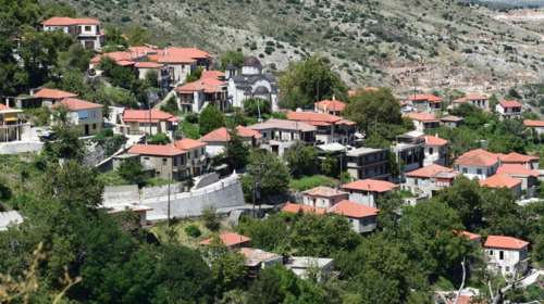 Το πανέμορφο παραδοσιακό ορεινό χωριό που απέχει μόλις 2 ώρες από την Αθήνα