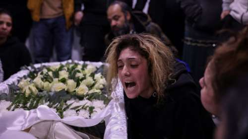 Θεσσαλονίκη: Συγκλονιστικές εικόνες του Reuters - Η οικογένεια του 16χρονου θρηνεί πάνω από τη σορό