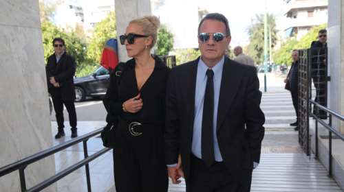 Απόστολος Λύτρας: Χέρι-χέρι με τη νέα του σύντροφο στην κηδεία του Δημήτρη Σούρα [εικόνες]