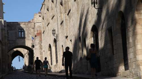 Συναγερμός στη Ρόδο: Και δεύτερη Ελληνοαμερικανίδα θετική στον κορονοϊό