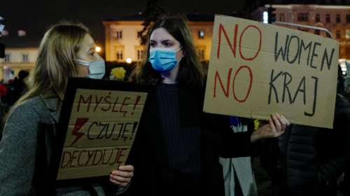 Η Πολωνία παγώνει το νόμο για τις αμβλώσεις μετά τις συνεχιζόμενες απεργίες