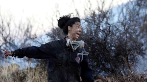 Φωτιά στην Ανάβυσσο: Η πυροσβέστρια που έδωσε μάχη με τις φλόγες και καθήλωσε το διαδίκτυο [εικόνες]