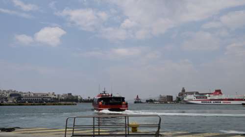 Συναγερμός στο λιμάνι Πειραιά: Δύο ναύτες έπεσαν στη θάλασσα από το πλοίο Speed Runner Jet