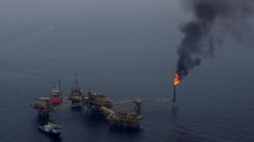 Πόλεμος στην Ουκρανία: Μαίνεται η φωτιά στην πλατφόρμα πετρελαίου στην Κριμαία - Αναζητούνται αγνοούμενοι