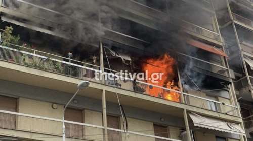 Φωτιά σε πολυκατοικία στη Θεσσαλονίκη: Σώθηκε η 65χρονη ένοικος, κάηκαν δύο σκυλάκια [Βίντεο]