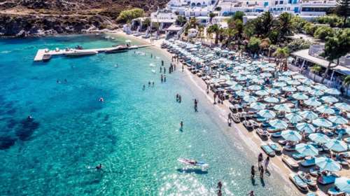 Συμβαίνει τώρα στη Μύκονο! Δωρεάν οι χλιδάτες ξαπλώστες του Nammos - &quot;Βούλιαξε&quot; η παραλία της Ψαρρούς