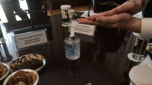 Το... αντισηπτικό σε πρώτο πλάνο, στη συνάντηση Μητσοτάκη με τους περιφερειάρχες