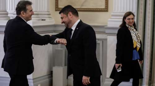 Ορκίστηκε υφυπουργός ο Χαρδαλιάς - Ούτε μία χειραψία λόγω κορονοϊού