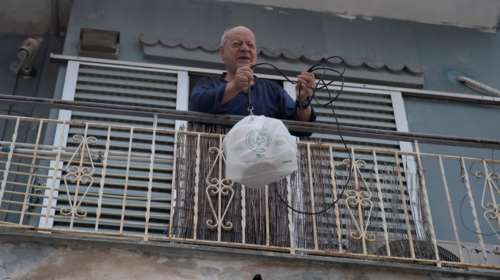 Πράξη ανθρωπιάς: Εθελοντές μαγειρεύουν σε καφενείο για αστέγους και ηλικιωμένους [εικόνες]