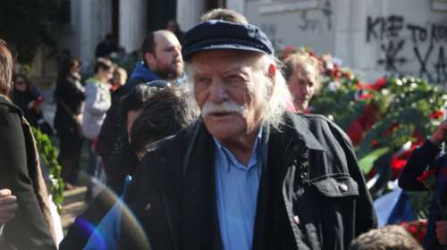 Με χειροκροτήματα και αντάρτικα στα μπαλκόνια, ο τελευταίος χαιρετισμός στον Μανώλη Γλέζο [βίντεο]