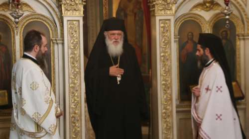 Στον Άγιο Ανδρέα στην Πλάκα κοινώνησε ο Αρχιεπίσκοπος Ιερώνυμος