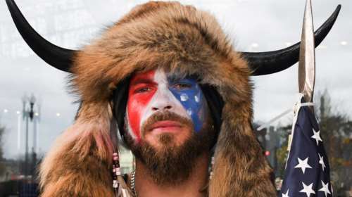 Ο &quot;κερασφόρος&quot; οπαδός του Τραμπ- σύμβολο της επίθεσης στο Καπιτώλιο