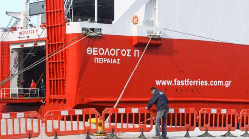 Μηχανική βλάβη στο πλοίο &quot;Θεολόγος&quot; νότια της Καρύστου - Ταλαιπωρία για 687 επιβάτες