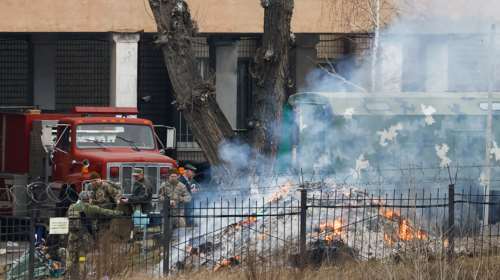 Ουκρανία: Στρατιώτες καίνε έγγραφα έξω από το Υπουργείο Άμυνας στο Κίεβο [Εικόνες - Βίντεο]