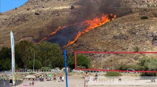 Εκτός ελέγχου μαίνεται φωτιά στην Πέτρα Λέσβου - Ισχυροί άνεμοι στην περιοχή [εικόνες]