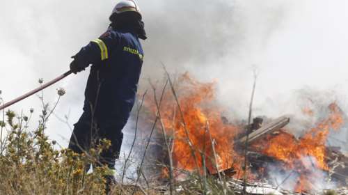 Κόκκινος συναγερμός για φωτιές στην Αττική: Ριπές ανέμου έως 90 χλμ την ώρα
