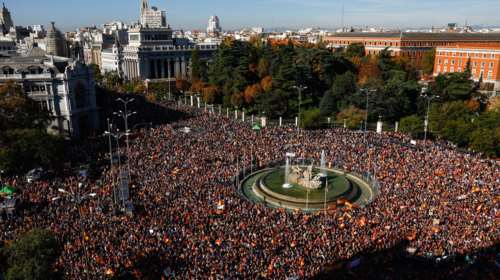 Ισπανία: 170.000 διαδηλωτές διαμαρτυρήθηκαν στην Μαδρίτη για τον νόμο περί αμνηστίας των καταλανών αυτονομιστών