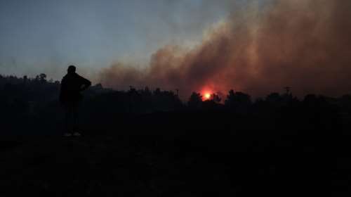 Νύχτα επιφυλακής για την Πυροσβεστική σε Πεντέλη, Μέγαρα και Σαλαμίνα - Η εικόνα από τα πύρινα μέτωπα