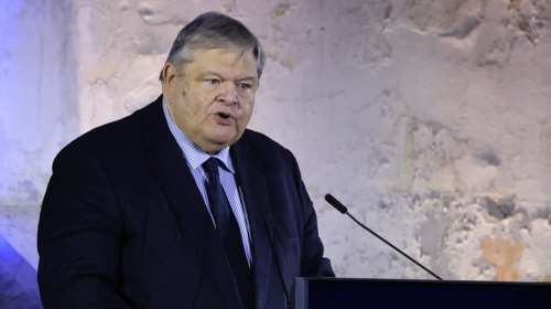 Στο... μάτι του Μαξίμου το ΠΑΣΟΚ - Νομικός "πόλεμος" με τον Ευάγγελο Βενιζέλο