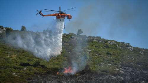 Ξέσπασε φωτιά στο Μαρκόπουλο - Επιχειρεί ελικόπτερο