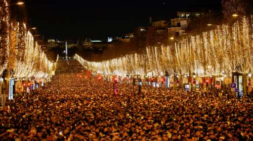 Εκπληκτικές εικόνες στο Παρίσι: Ένα εκατ. Γάλλοι στο Champs-Élysées γιόρτασαν την έλευση του 2023