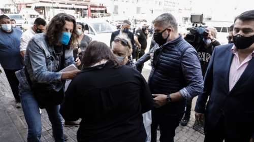 Ο γιατρός Γιώργος Πατούλης βοήθησε γυναίκα που έπεσε στη Βαρβάκειο [εικόνες]