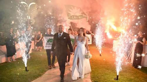 Γάμος με άρωμα ΠΑΣΟΚ στο Αγρίνιο: Πράσινες σημαίες, βεγγαλικά και &quot;Καλημέρα Ήλιε&quot; [εικόνες]