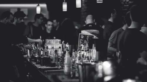 Βαριές ''καμπάνες'' από την ΕΛ.ΑΣ σε δύο κλαμπ στο Γκάζι: Έτρεχαν να κρυφτούν στο πατάρι γιατί είχαν πλαστά πιστοποιητικά