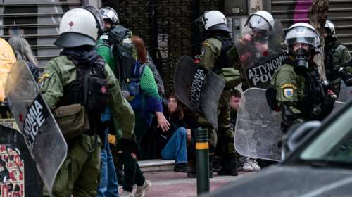 Τα επεισόδια στο κέντρο της Αθήνας σε 13 καρέ: Οι κουκουλοφόροι, οι μολότοφ, ο πανικός και οι συλλήψεις από τα ΜΑΤ