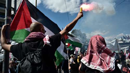 Πορεία υπέρ της Παλαιστίνης στην Αθήνα για τα 77 χρόνια από την "Νάκμπα" - Καπνογόνα έξω από την πρεσβεία του Ισραήλ