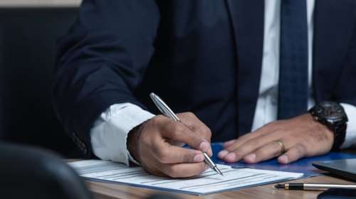 Φορολογικό νομοσχέδιο: Αυτές είναι οι τελικές αλλαγές για τους ελεύθερους επαγγελματίες - Στο μισό το τέλος επιτηδεύματος