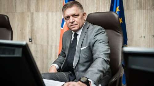 Ο Σλοβάκος πρωθυπουργός επέστρεψε στα καθήκοντά του μετά την απόπειρα δολοφονίας - Αδυνατισμένος και με πατερίτσες