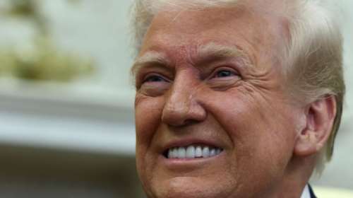 Απειλεί ξανά ο Τραμπ: &quot;Φυσικά θα απαντήσουμε στους δασμούς - Η Ε.Ε εκμεταλλεύεται τις ΗΠΑ&quot;