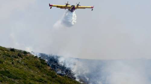 Φωτιά καίει δάσος στο Παραδείσι Αγρινίου - Θυελλώδεις οι άνεμοι στην περιοχή
