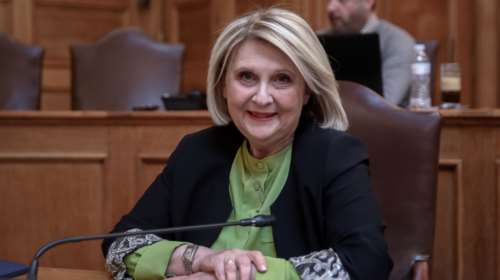 Η Βούλτεψη ειρωνεύεται τον Κασσελάκη για την πισίνα: Το ποδόλουτρο πώς σας ήρθε; Πεντικιούρ κάνετε στην ξαπλώστρα;