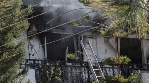 Τραγωδία στη Βούλα: Νεκρή γυναίκα από φωτιά σε διαμέρισμα, απεγκλωβίστηκαν 4 άτομα