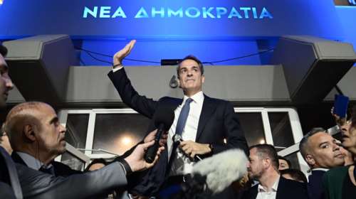 Συγκινημένος ο Μητσοτάκης: Σήμερα όλη η Ελλάδα είναι μπλε στην κυριολεξία - Η σημερινή νίκη ανήκει σε όλους εσάς [βίντεο]