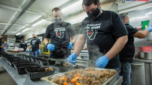 Συνταγή ανθρωπιάς: Μαγειρεύουν για τους ήρωες των νοσοκομείων οι εστιάτορες της Σίνδου [εικόνες]