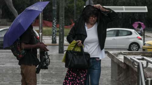 Ισχυροί άνεμοι, βροχοπτώσεις και αφρικανική σκόνη - Με κίνδυνο για πλημμύρες ξεκινά το τριήμερο [χάρτες]