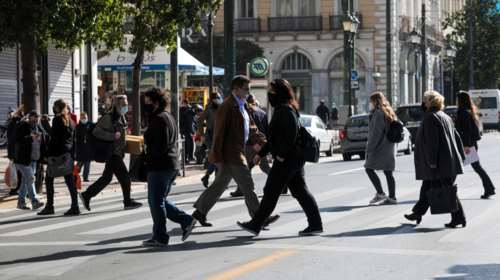 Ευρωβαρόμετρο: Το 50% των Ελλήνων χτυπήθηκε οικονομικά από την πανδημία