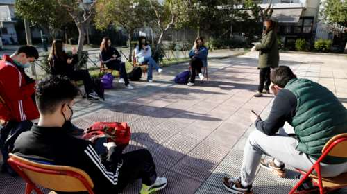 Άνοιγμα Λυκείων: Καρέκλες έξω και μάθημα στο... προαύλιο για μαθητές στο Ιλιον [εικόνες]