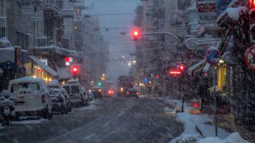 Χιονοκαταιγίδα &quot;χτυπά&quot; τον Βόλο - Περιορισμένη ορατότητα ακόμη και στο κέντρο της πόλης