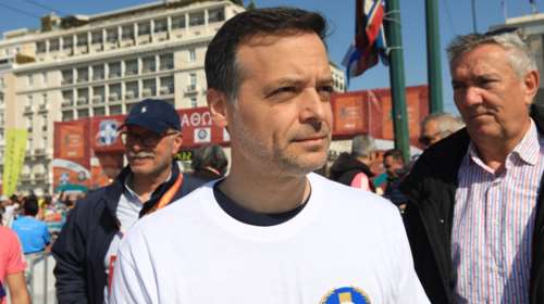 Ο δήμαρχος Χάρης Δούκας μαζί με την σύντροφό του στον Ημιμαραθώνιο της Αθήνας [εικόνες]