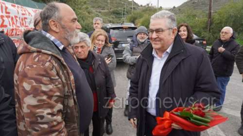 Σε αγροτικό μπλόκο στα Χανιά ο Κουτσούμπας - Τον υποδέχτηκαν με τσικουδιές και λουλούδια [εικόνες-βίντεο]