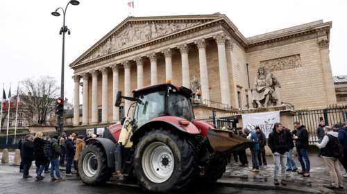 Πρωτόγνωρο σκηνικό στο Παρίσι: Οι αγρότες κατέλαβαν όλα τα αξιοθέατα της γαλλικής πρωτεύουσας [εικόνες - βίντεο]
