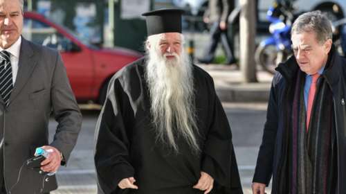 Νέο &quot;χτύπημα&quot; Αμβρόσιου: Έγινα καλά από τον κορονοϊό, το μόνο φάρμακο που έπινα ήταν ο αγιασμός